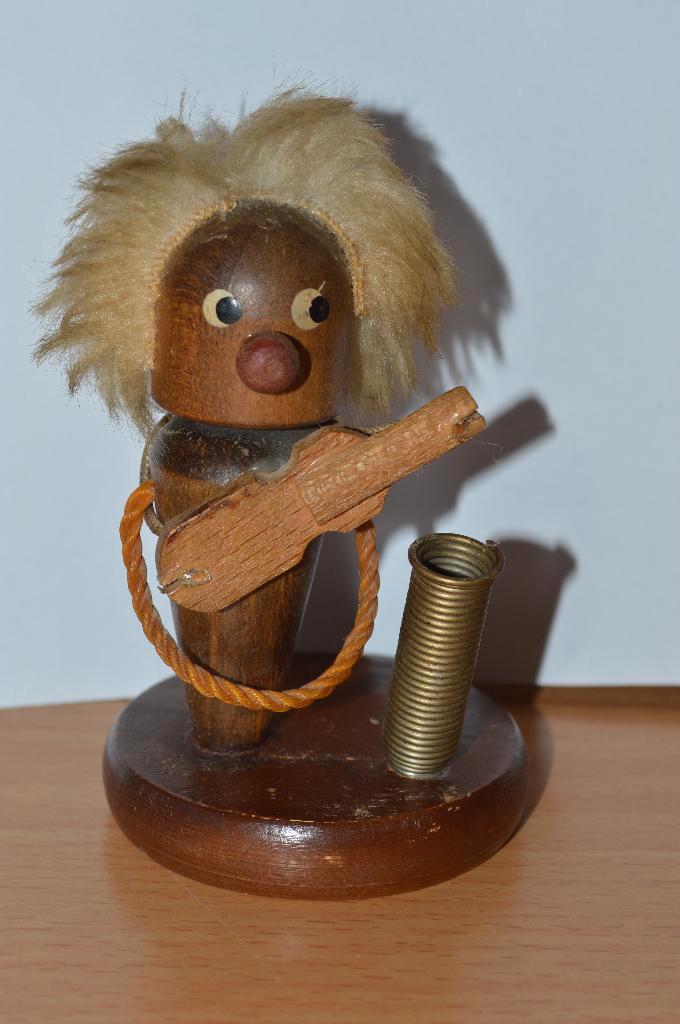 Deens design houten beeldje mannetje met gitaar+penhouder, Verzamelen, Beelden en Beeldjes, Zo goed als nieuw, Mens, Ophalen of Verzenden