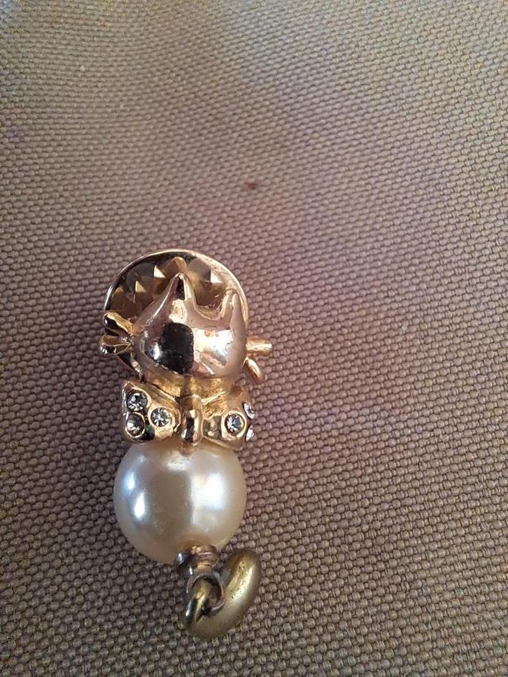 Leuke katten broche met nep parel., Sieraden, Tassen en Uiterlijk, Broches, Zo goed als nieuw, Overige materialen, Goud, Minder dan 4 cm