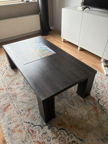 Handgemaakte salontafel van donker hardhout beschikbaar voor biedingen