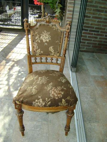 Te koop: klein antiek stoeltje beschikbaar voor biedingen