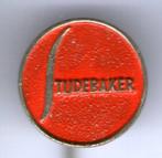 STUDEBAKER rood op zilverkleurig auto speldje 13 mm( D_059 ), Verzamelen, Verzenden, Zo goed als nieuw, Transport, Speldje of Pin