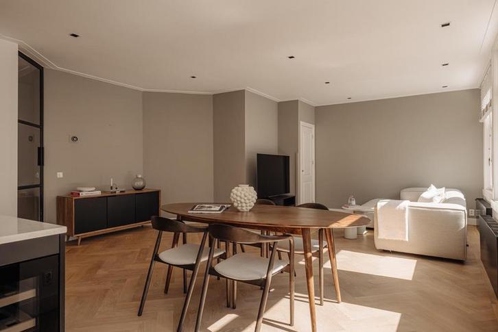 4 Westwing Angelina houten armstoelen - Zo goed als nieuw!, Huis en Inrichting, Complete eetkamers, Zo goed als nieuw, 4 tot 6 stoelen