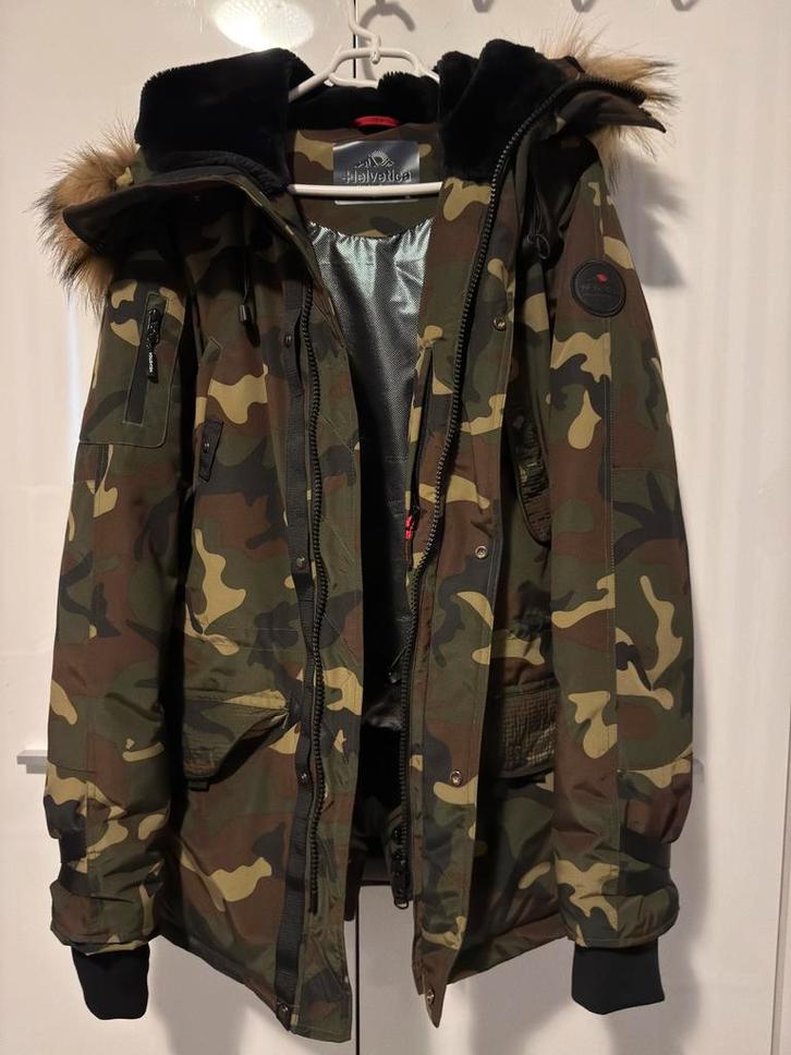 Helvetica coumaflage winterjas, Kleding | Dames, Jassen | Winter, Zo goed als nieuw, Maat 38/40 (M), Groen, Ophalen of Verzenden