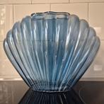 Blauwe schelpvormige vaas, glas 29 cm br x 22 cm hoog