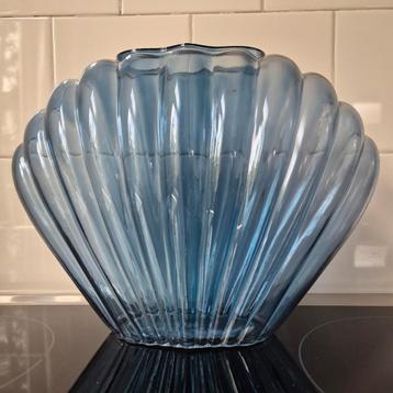 Blauwe schelpvormige vaas, glas 29 cm br x 22 cm hoog beschikbaar voor biedingen