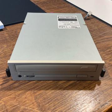 TEAC CD-rom CD-516s SCSi beschikbaar voor biedingen