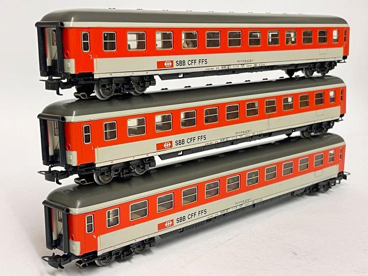 ** NIEUWSTAAT ** Märklin 4180 ** 3 Rijtuigen verl. + fig. **, Hobby en Vrije tijd, Modeltreinen | H0, Zo goed als nieuw, Wagon