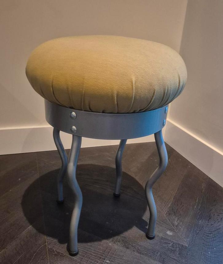 Vintage IKEA Krukje 'Uri' met geel/groene Bekleding, Antiek en Kunst, Antiek | Meubels | Stoelen en Banken, Ophalen of Verzenden