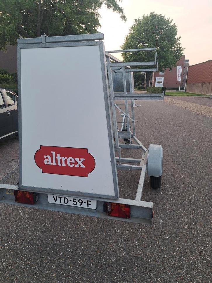 Te koop altrex afsluitbare aanhanger 245 de luxe, Auto diversen, Aanhangers en Bagagewagens, Zo goed als nieuw, Ophalen of Verzenden