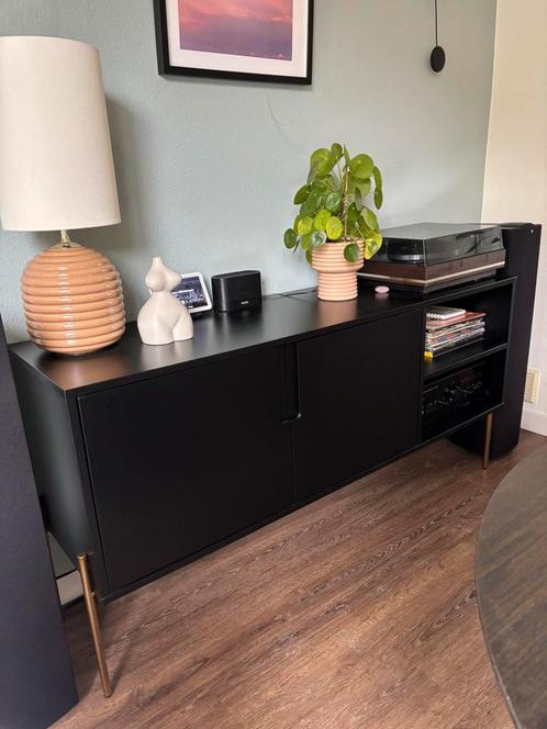 Dressoir zwart met gouden pootjes - LP kastje, Huis en Inrichting, Kasten | Dressoirs, Zo goed als nieuw, 150 tot 200 cm, 25 tot 50 cm