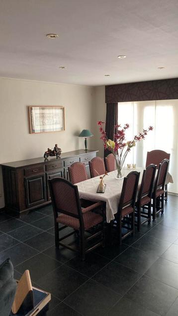 Mooie massieve complete eetkamer beschikbaar voor biedingen