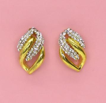 Schitterende mooie goud gekleurde 4 rijen strass oorbellen. beschikbaar voor biedingen