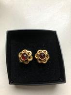 14 Ct geelgouden oorstekers met granaat, Ophalen of Verzenden, Zo goed als nieuw, Met edelsteen, Knopjes of Stekers