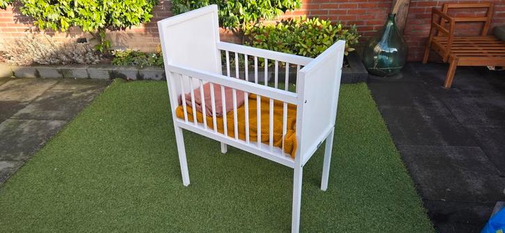 Babywieg (Bopita) met matras en beddengoed, Kinderen en Baby's, Babywiegjes en Ledikanten, Gebruikt, Wieg, Ophalen