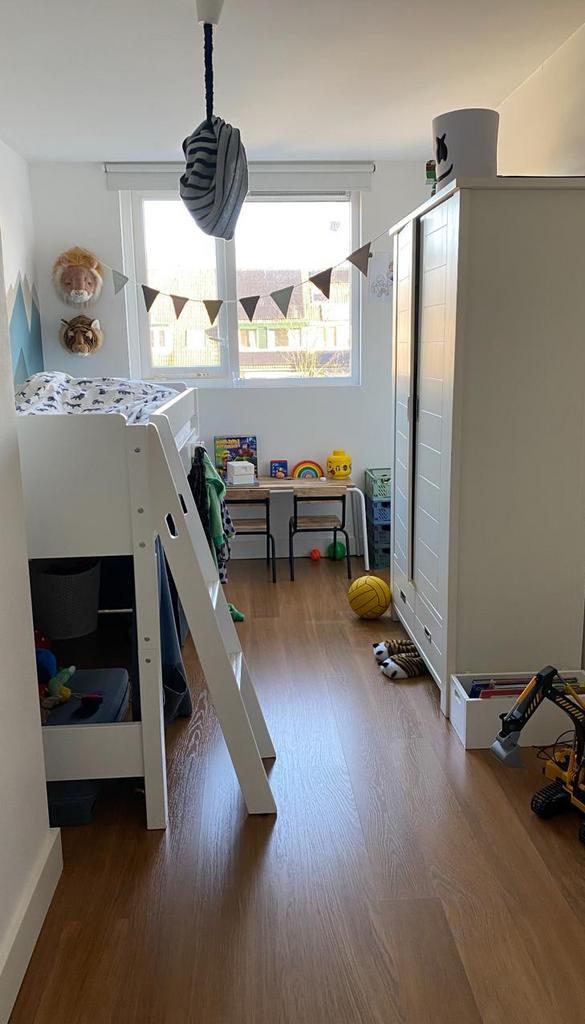 Halfhoogslaper van Bopita met speelhuisje en speelmatras, Kinderen en Baby's, Kinderkamer | Stapelbedden en Hoogslapers, Zo goed als nieuw