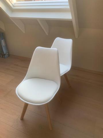 Witte kunstof stoelen beschikbaar voor biedingen
