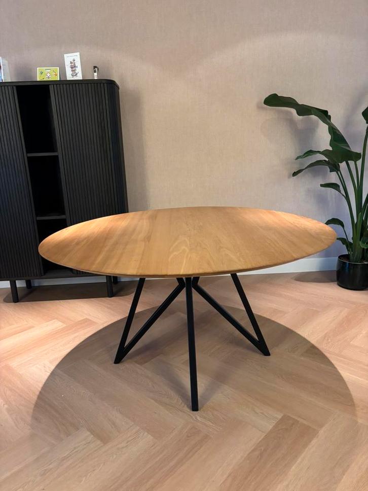 Studio Henk tafel 140cm butterfly eiken/zwart, Huis en Inrichting, Tafels | Eettafels, Zo goed als nieuw, 100 tot 150 cm, Rond