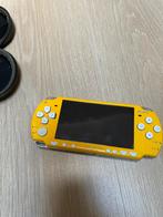 ‼️PSP  2000 – GEEL/WIT (ZELDZAAM KLEURENSCHEMA) ‼️, Spelcomputers en Games, Ophalen, Gebruikt, Geel, PSP