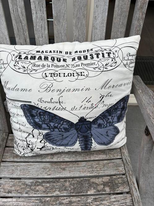 Sierkussen met Franse Tekst en Vlinder, Huis en Inrichting, Woonaccessoires | Kussens, Nieuw, Wit, Vierkant, Ophalen of Verzenden