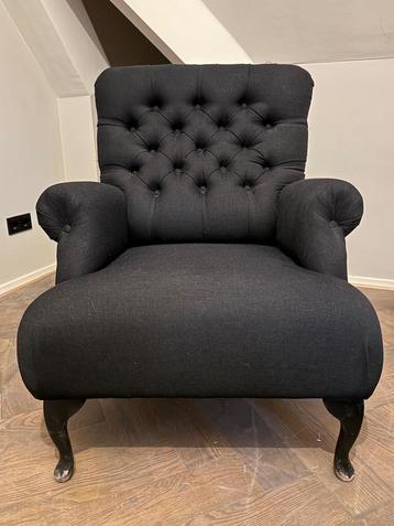 Zwarte fauteuil met knopen beschikbaar voor biedingen