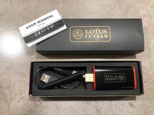 Lotus Formule 1 Team 4 Gb USB charger  € 22,50, Verzamelen, Automerken, Motoren en Formule 1, Nieuw, Formule 1, Ophalen of Verzenden