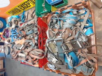 2 bakken met spanbanden voor vrachtwagen gesloten laadbak  beschikbaar voor biedingen