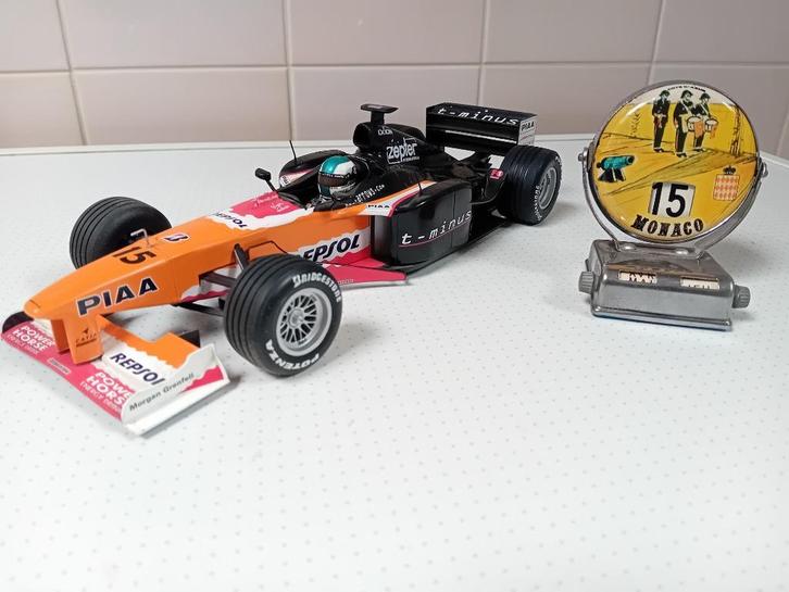 F1 auto Takagi en bureau kalender Monaco., Hobby en Vrije tijd, Modelauto's | 1:18, Zo goed als nieuw, Auto, MiniChamps, Ophalen of Verzenden