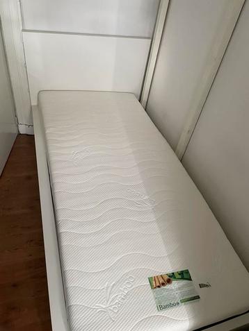 Bed (eenpersoons) inclusief matras beschikbaar voor biedingen