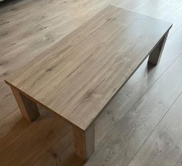Eikenhouten salontafel – robuust en neutraal design beschikbaar voor biedingen