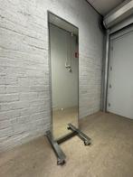 Spiegel dubbel met zwenkwielen en rem, Huis en Inrichting, Woonaccessoires | Spiegels, Ophalen of Verzenden, Zo goed als nieuw