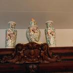 Kaststel twee handbeschilderde vazen en een dekselpot, Ophalen