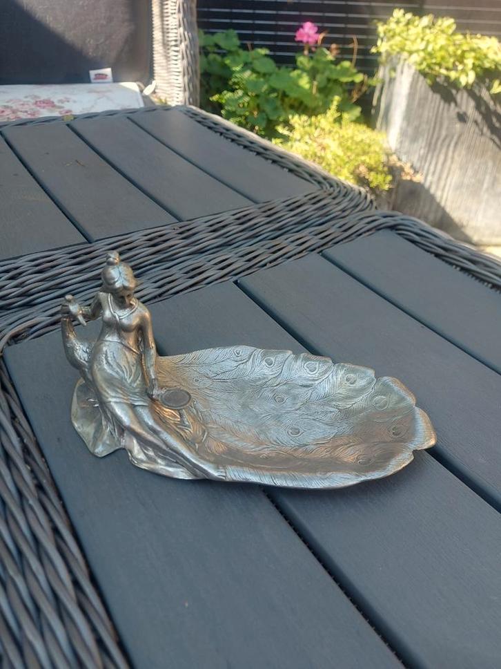 Zeer mooie Art-Nouveau zilvertin schaaltje dame op pauw, Antiek en Kunst, Antiek | Woonaccessoires, Ophalen of Verzenden
