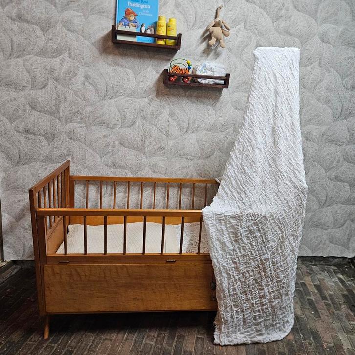 Leuk jaren 50/60 ledikantje eikenhouten, Kinderen en Baby's, Babywiegjes en Ledikanten, Zo goed als nieuw, Wieg, Ophalen