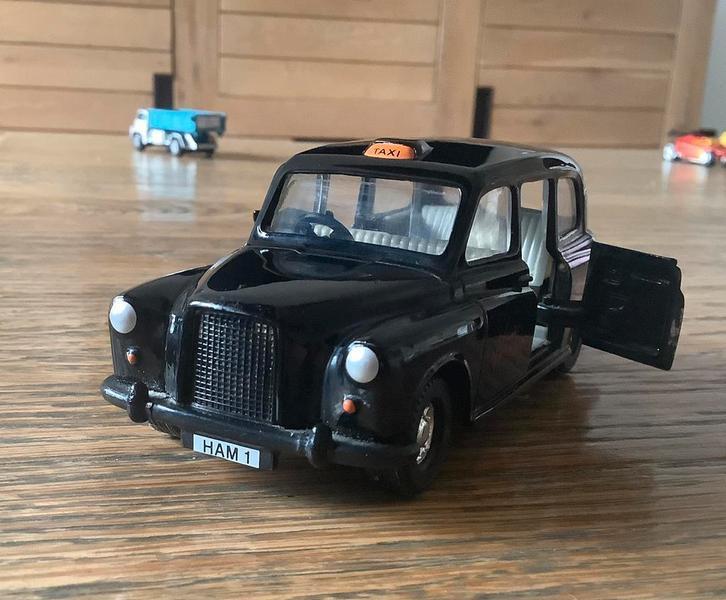 Oude Corgi Toys auto Engelse Zwarte Taxi Hamleys ZGAN, Hobby en Vrije tijd, Modelauto's | Overige schalen, Zo goed als nieuw, Auto