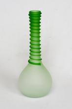 Vaas van Gesatineerd glas met een groene spiraal van glasdra, Ophalen of Verzenden, Minder dan 50 cm, Groen, Glas