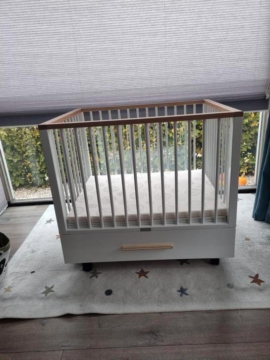Bopita box wit/hout + matras, Kinderen en Baby's, Boxen, Zo goed als nieuw, Boxkleed, Lade, Wieltjes, Ophalen