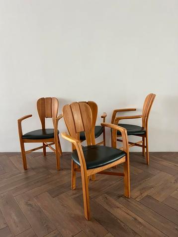 Deens design eettafelstoel met bijzonder leuning mid century beschikbaar voor biedingen