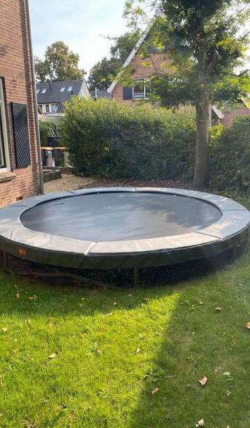 Nieuwe grote trampoline beschikbaar voor biedingen