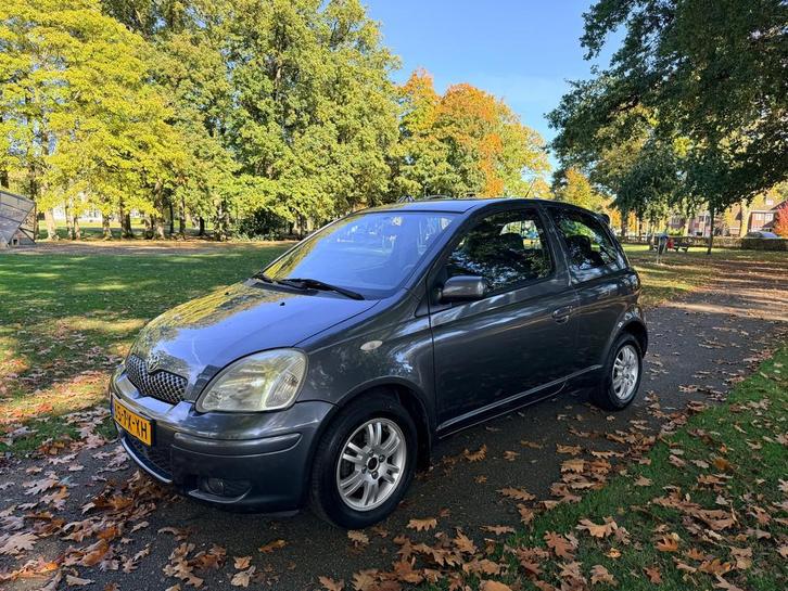 Toyota Yaris 1.3 VVT-i Blue Nette auto Nieuwe Apk 2005, Auto's, Toyota, Bedrijf, Te koop, Yaris, ABS, Airbags, Boordcomputer, Lichtmetalen velgen