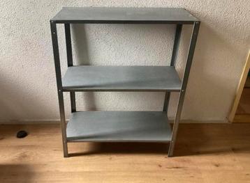 Stellingkast drie planken beschikbaar voor biedingen