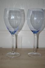 Twee wijnglazen met een blauw effect., Ophalen of Verzenden, Glas, Overige stijlen, Glas of Glazen
