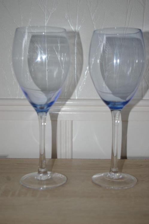 Twee wijnglazen met een blauw effect., Huis en Inrichting, Keuken | Servies, Glas of Glazen, Overige stijlen, Glas, Ophalen of Verzenden