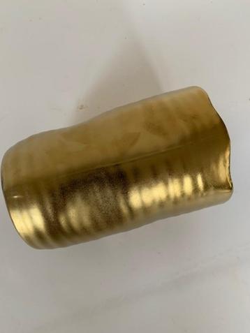 Gouden vaasje beschikbaar voor biedingen