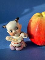 Klein porseleinen beeldje: drummer, googly eyes, Antiek en Kunst, Antiek | Porselein, Ophalen of Verzenden