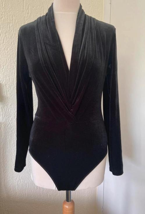 H&M zwart fluwelen body blouse met diepe decolleté, Kleding | Dames, Truien en Vesten, Zo goed als nieuw, Maat 38/40 (M), Zwart
