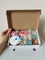 Doosje vol kralen, kettingen, sluitingen en bedels,19,5x12x3, Hobby en Vrije tijd, Kralen en Sieraden maken, Verzenden, Nieuw