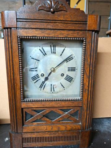 Antieke schoorsteenklok mantelklok beschikbaar voor biedingen