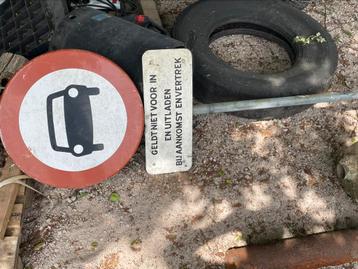 Diverse verkeersborden en palen beschikbaar voor biedingen