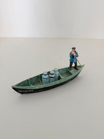 Souvenirbeeldje Giethoorn– punter met melkboer en melkbussen beschikbaar voor biedingen