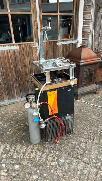 Handige thuis tap met koeler. beschikbaar voor biedingen